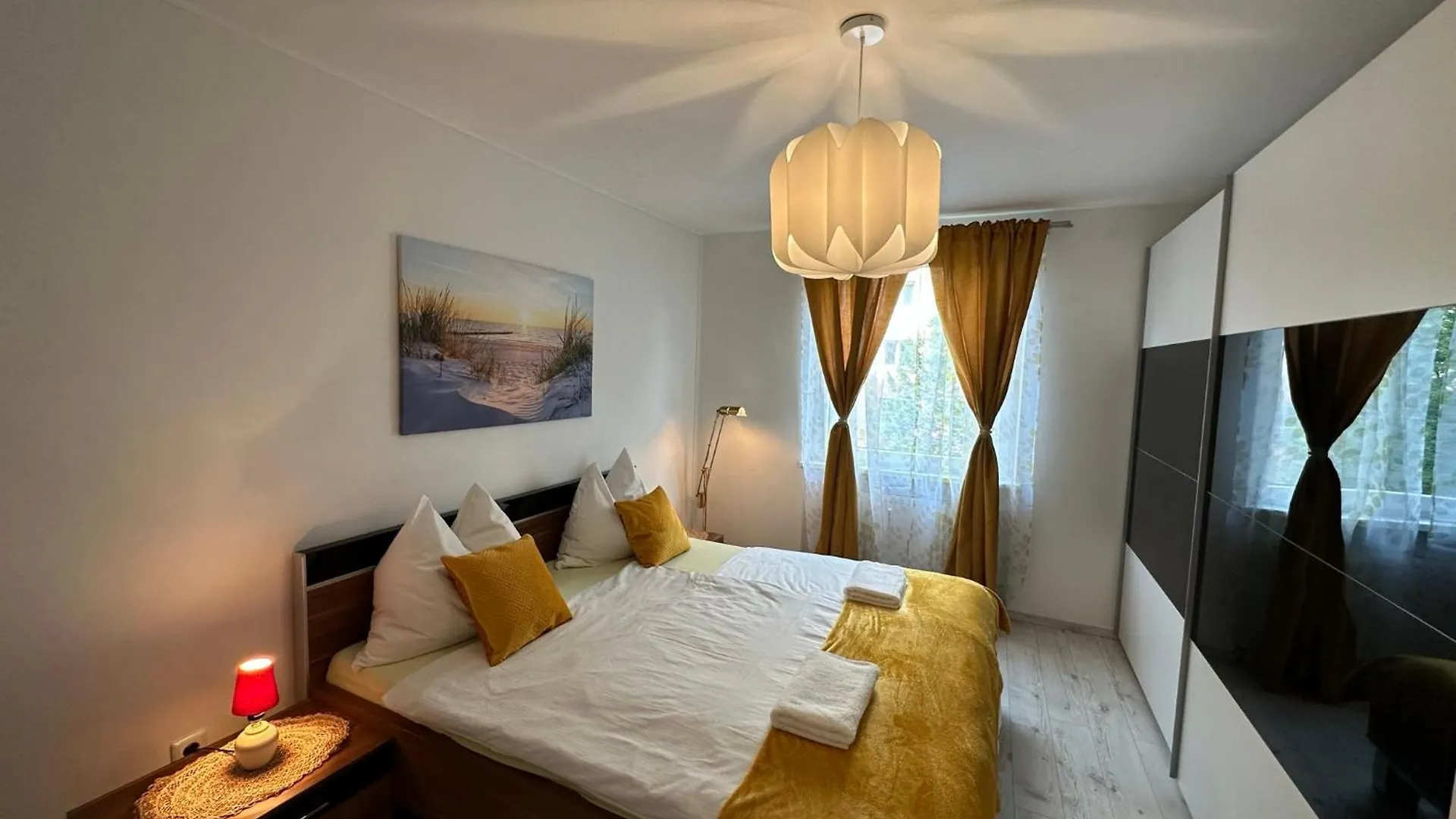 Stylish Home Near Train-Station Parking Extra location